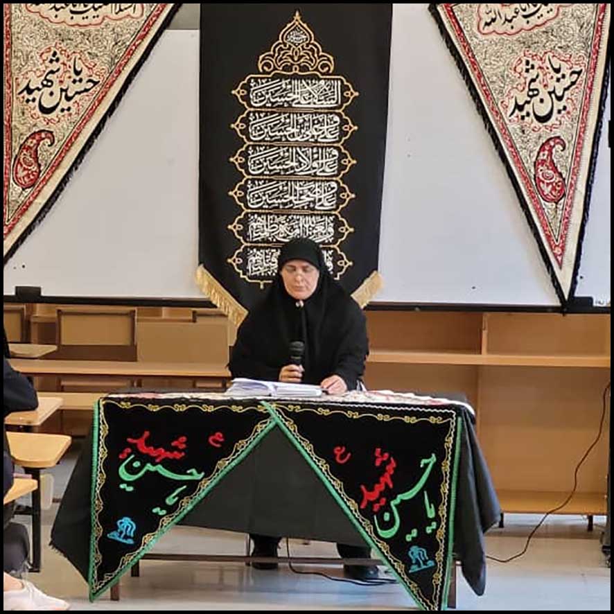 اجرای مراسم سوگواری حضرت اباعبدالله الحسین(ع) در سالن اجتماعات دبیرستان